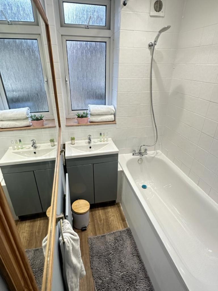 Beautiful Family Apartment Лондон Экстерьер фото