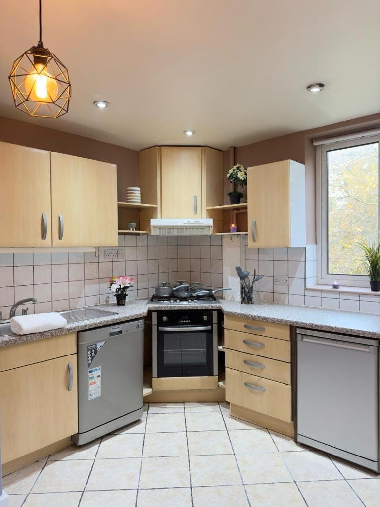 Beautiful Family Apartment Лондон Экстерьер фото