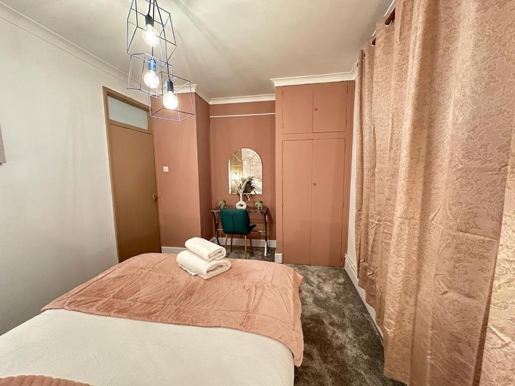Beautiful Family Apartment Лондон Экстерьер фото